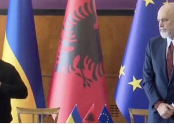 Samiti për Ukrainën/ Zelensky i jep dekoratë Ramës në Tiranë