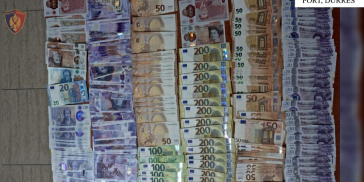 Tentoi të kalonte para të padeklaruara në portin e Durrësit, vihet nën hetim 39 vjeçari