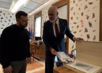 VIDEO/ Kohë lufte, Rama i tregon Zelenskyt pikturat