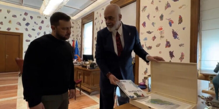 VIDEO/ Kohë lufte, Rama i tregon Zelenskyt pikturat