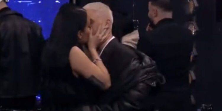 ‘A ta bëjmë?’, ‘a e ndjen’?’/ Sara merr në dorë frenat e lidhjes, puth Bardhin në sy të ish-it të saj