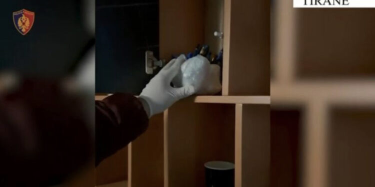 EMRAT/ “Astiri” kap 1.5 kg kokainë që në pikë të mëngjesit, 2 prapa hekurave, 1 në kërkim 