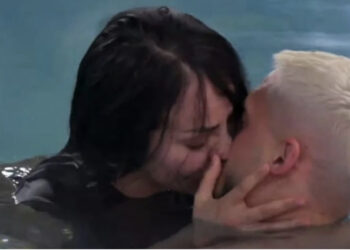 VIDEO/ Momente intime, Sara dhe Bardhi puthen në pishinë në mes të natës