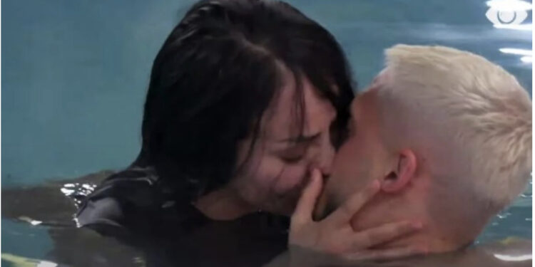 VIDEO/ Momente intime, Sara dhe Bardhi puthen në pishinë në mes të natës