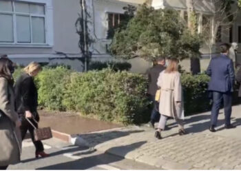 “Tradhtar, i pabesë, mercenar i paburrë!”: Noka i “shpërthen” në fytyrë Bashës