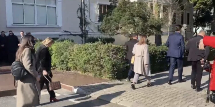 “Tradhtar, i pabesë, mercenar i paburrë!”: Noka i “shpërthen” në fytyrë Bashës