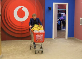 VIDEO/ Moment për të mos u humbur! I rrethuar nga bananet, Dashnor Diko hyn në shtëpi, si reaguan banorët