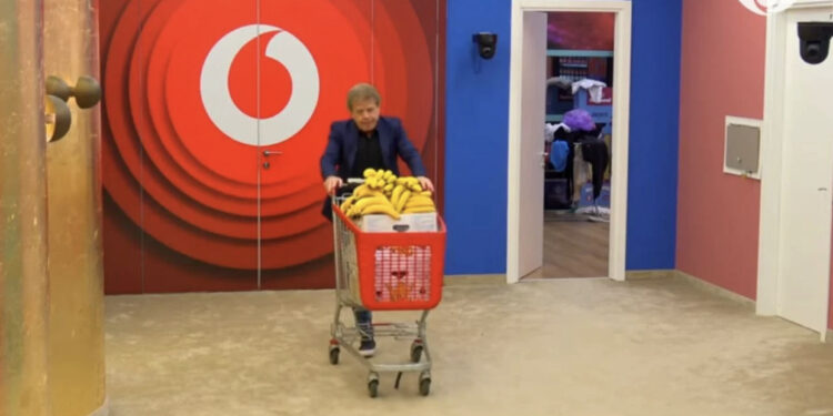 VIDEO/ Moment për të mos u humbur! I rrethuar nga bananet, Dashnor Diko hyn në shtëpi, si reaguan banorët