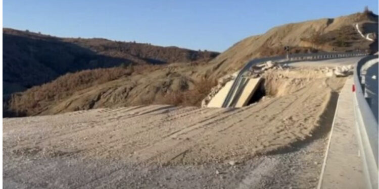 Qeveria dha për 10 vite 50 milionë euro për 17 kilometra, çfarë qëndron pas shembjes së rrugës Korçë-Ersekë