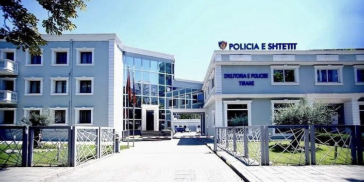 “Tempulli 2″/ Të shpallur në kërkim për prodhim e shitje narkotikësh, arrestohen dy të rinj në Tiranë