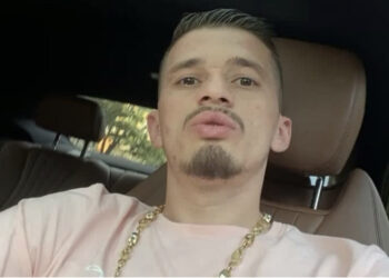 EMRI/ Doli me pistoletë në video, shoqërohet në polici personazhi i njohur i Tik – Tok