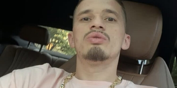 EMRI/ Doli me pistoletë në video, shoqërohet në polici personazhi i njohur i Tik – Tok