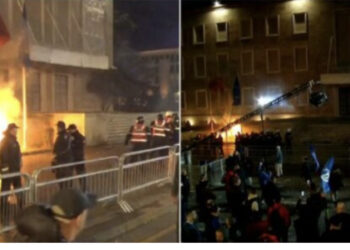 VIDEO/ Flakë para Kryeministrisë, hidhet molotov, kapsolle dhe shashka