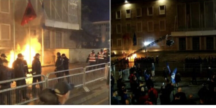 VIDEO/ Flakë para Kryeministrisë, hidhet molotov, kapsolle dhe shashka