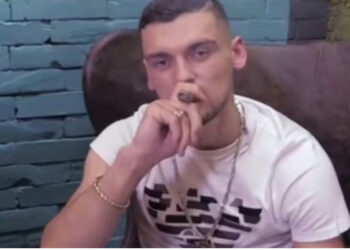 ‘Poston fotot nga burgu’, Gazeta britanike ‘Daily Mail’ nuk i ndahet shqiptarit: Gangsteri mburret me jetën pas hekurave