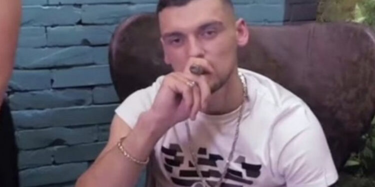 ‘Poston fotot nga burgu’, Gazeta britanike ‘Daily Mail’ nuk i ndahet shqiptarit: Gangsteri mburret me jetën pas hekurave