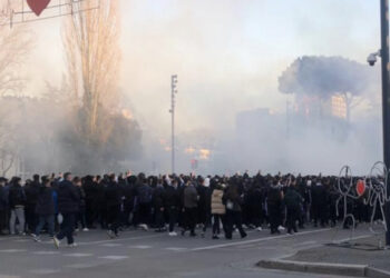 FOTO/ Fillon të ndizet atmosfera e derbit, tifozët marshojnë drejt ‘Air Albanias