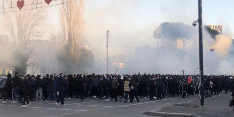 FOTO/ Fillon të ndizet atmosfera e derbit, tifozët marshojnë drejt ‘Air Albanias