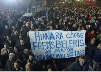 Banderola në protestën e opozitës : Himara ka zgjedhur Fredi Belerin, jo tiranisë!
