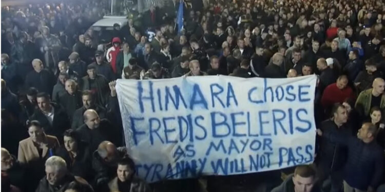 Banderola në protestën e opozitës : Himara ka zgjedhur Fredi Belerin, jo tiranisë!