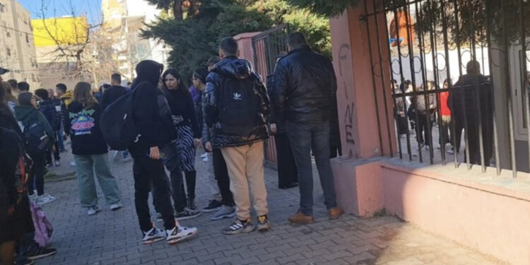 Zjarr në shkollën “Kushtrimi i Lirisë” në Durrës, traumatizohen fëmijët