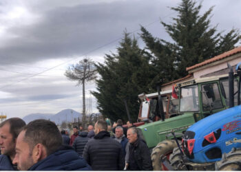 Fermerët e Devollit në protestë, vendosin traktorët para Drejtorisë së Bujqësisë