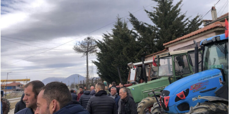 Fermerët e Devollit në protestë, vendosin traktorët para Drejtorisë së Bujqësisë