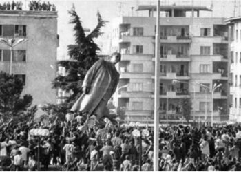 33 vjet nga rrëzimi i bustit të diktatorit Enver Hoxha