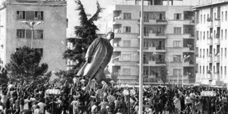 33 vjet nga rrëzimi i bustit të diktatorit Enver Hoxha