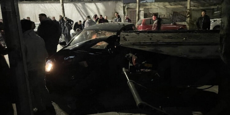 Tiranë/ Të rinjtë “plumb pushke” në timon marrin përpara karrotrecin, 4 të plagosur