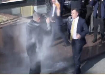 Flamur Noka lyen me miell gardistët dhe Genc Gjonçajn