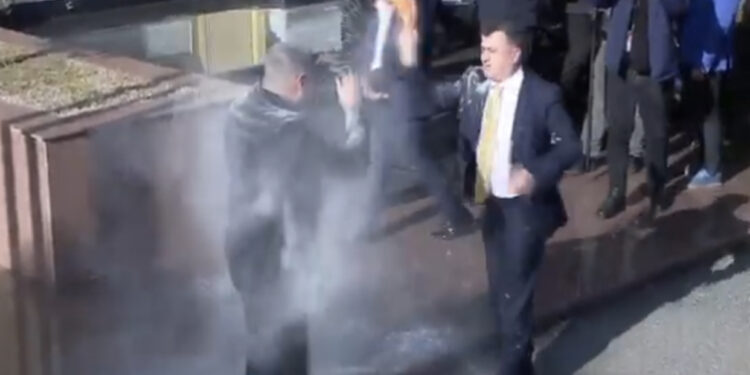 Flamur Noka lyen me miell gardistët dhe Genc Gjonçajn