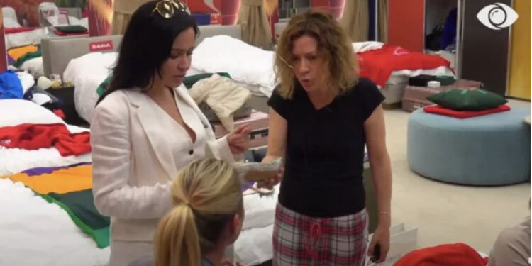 “Plakë dhe shtrigë e stazhionuar”! Me takë në dorë, plas sherri mes Rikes dhe Eglës