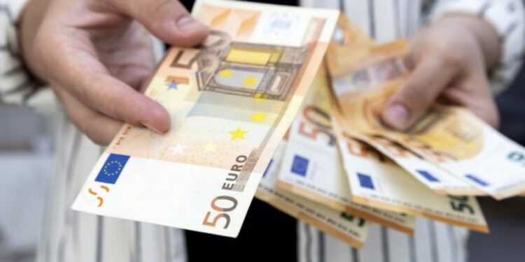 Këmbimi valutor/ Me sa blihen e shiten dollari dhe euro, çfarë ndodh me monedhat e tjera