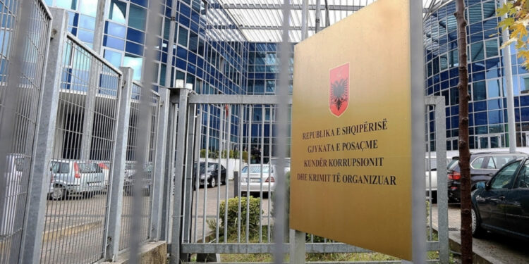 Nën akuzë për korrupsion, SPAK dërgon për gjykim një Oficer të Policisë Gjyqësore dhe 2 qytetarë