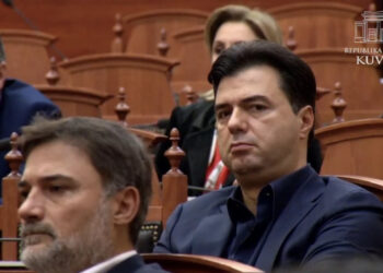 Opozita lufton në parlament, Basha rri e bën sehir. Shfaqet me sytë e kuq ngaqë është zgjuar jashtë orarit
