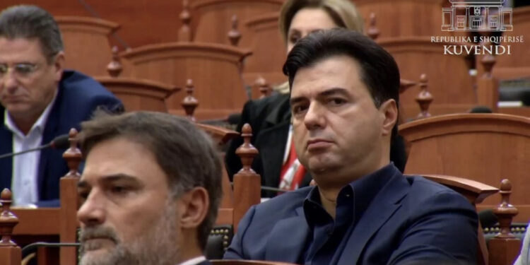 Opozita lufton në parlament, Basha rri e bën sehir. Shfaqet me sytë e kuq ngaqë është zgjuar jashtë orarit