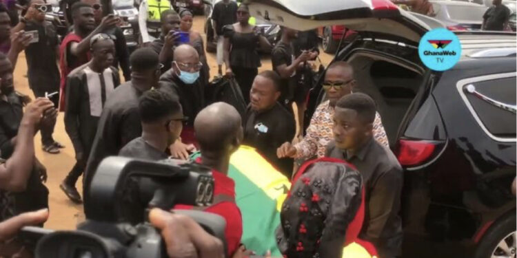 VIDEO/ Situatë e turpshme në varrimin e Duamenës, sherr mes gruas dhe familjes së ish-futbollistit për ritet mortore