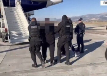 Kërkoheshin nga Spanja dhe Italia për vrasje e drogë, ekstradohen 3 shqiptarë