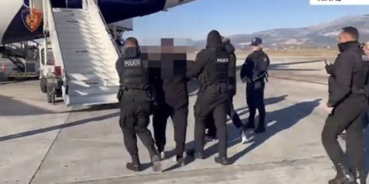 Kërkoheshin nga Spanja dhe Italia për vrasje e drogë, ekstradohen 3 shqiptarë