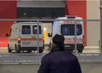 Tre ambulanca mbërrijnë në një fabrikë në Fier, dyshohet për punonjës të asfiksuar