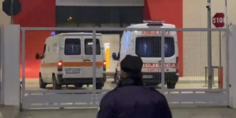 Tre ambulanca mbërrijnë në një fabrikë në Fier, dyshohet për punonjës të asfiksuar