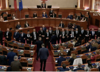“Turp të keni”! Nikolla provokon opozitën dhe mbyll seancën vetëm 15 minuta