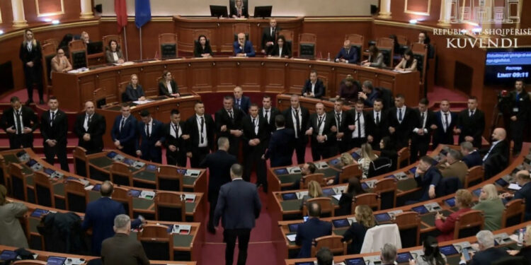 “Turp të keni”! Nikolla provokon opozitën dhe mbyll seancën vetëm 15 minuta