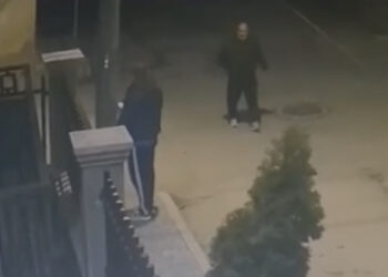 FOTO/ Momenti kur Ilo Lluka vret Emilajno Pinen dhe më pas ja shkrep vetes