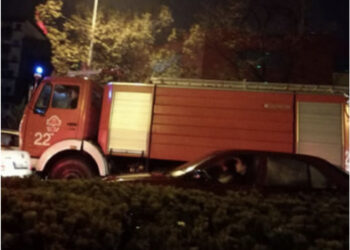 Zjarr në një pallat në Korçë, asfiksohet 64-vjeçarja