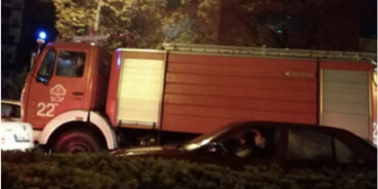 Zjarr në një pallat në Korçë, asfiksohet 64-vjeçarja