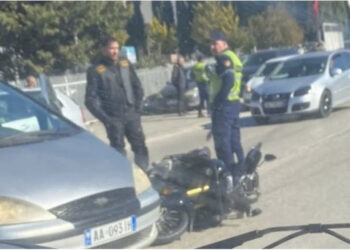 Motori përfundon poshtë makinës! Mjeti bëri manovër të gabuar, u ndërpreu rrugën 20 motoristëve