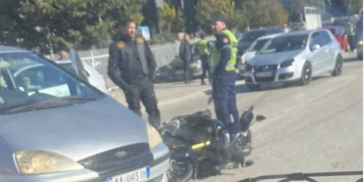 Motori përfundon poshtë makinës! Mjeti bëri manovër të gabuar, u ndërpreu rrugën 20 motoristëve