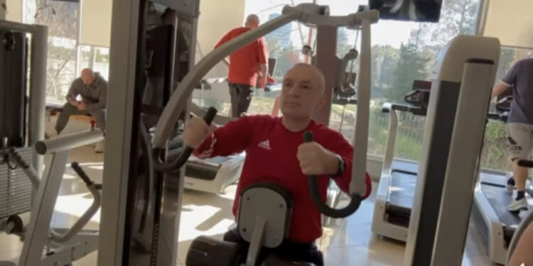 Meta e nis të dielën nga palestra: Ju uroj të gjithëve një të diel aktive!”